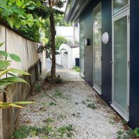 世田谷区瀬田の賃貸物件/手前からお風呂、キッチン、玄関ドア