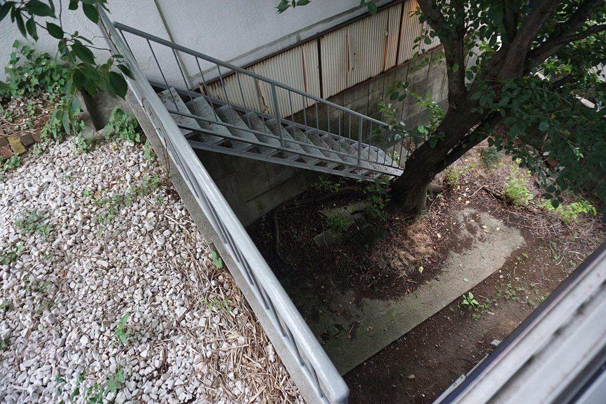 世田谷区瀬田の賃貸物件/地上1階から地下への外階段