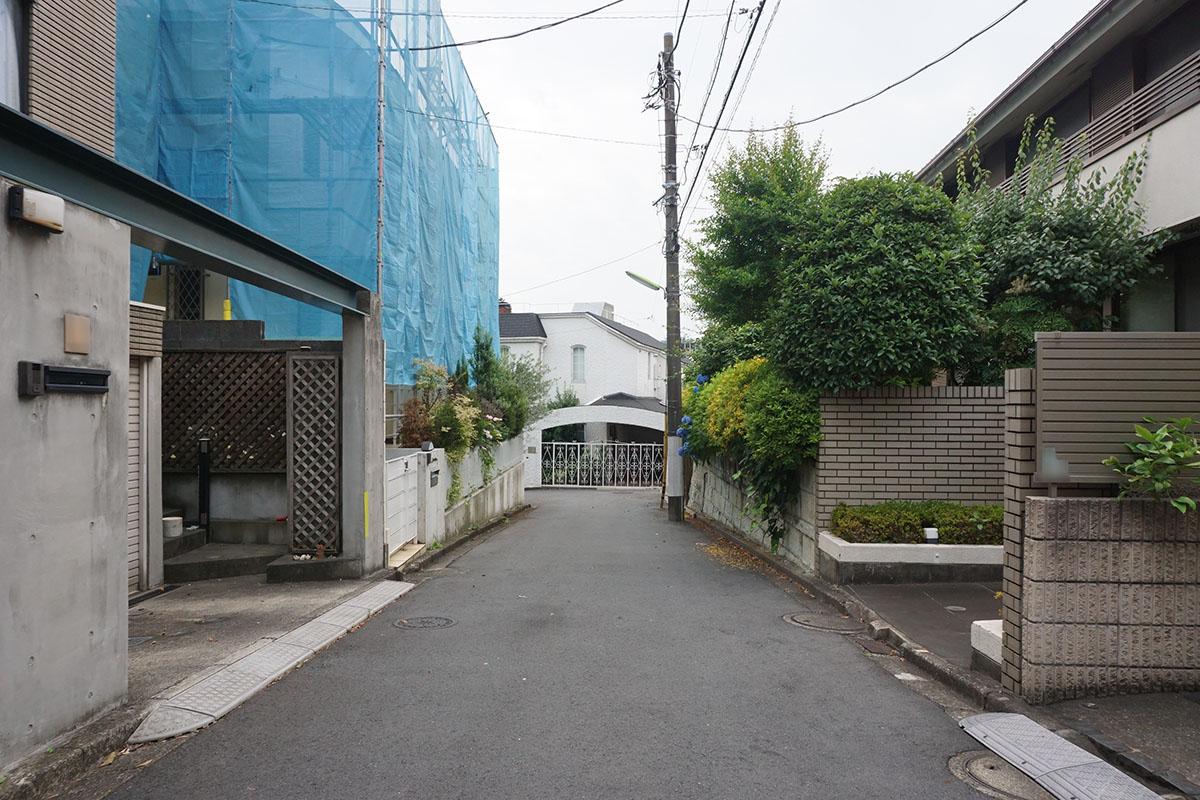 世田谷区瀬田の賃貸物件/敷地前面道路。周辺は戸建て住宅がほとんど