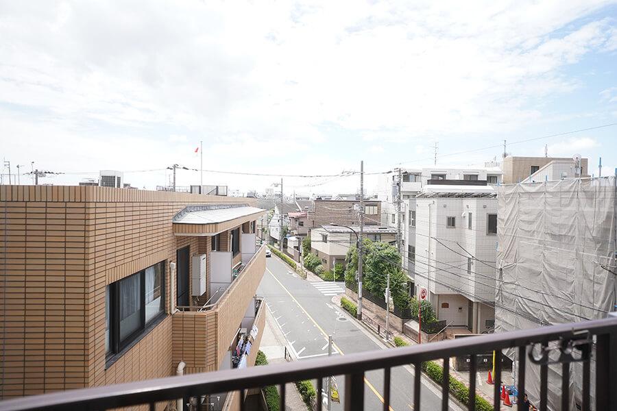 窓からはこんな感じ高い建物が少なく、空が広いのは嬉しいポイント