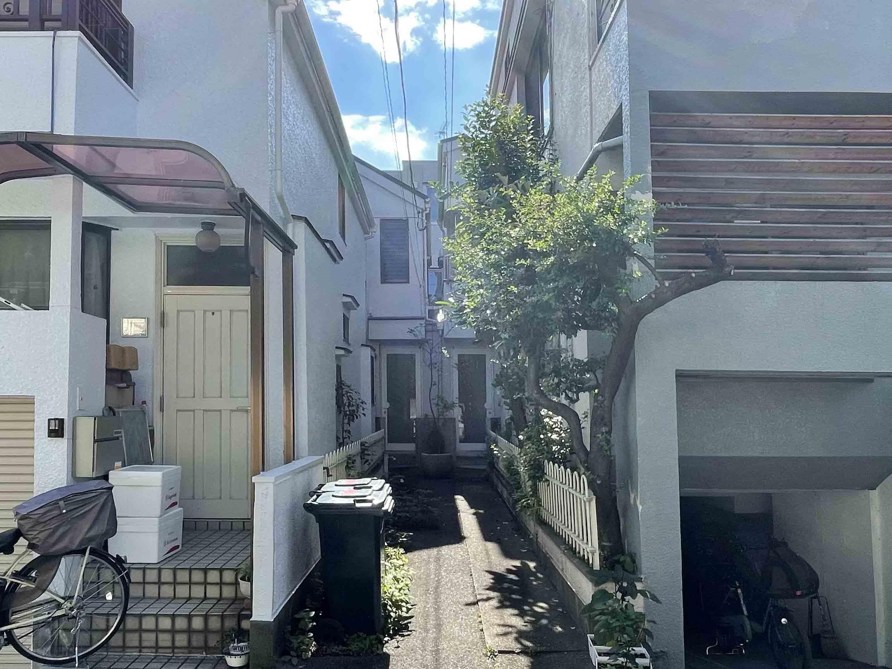 奥まった立地。向かって左側が募集区画