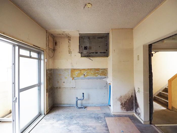 キッチンがあった場所。給排水の配管や換気口がある