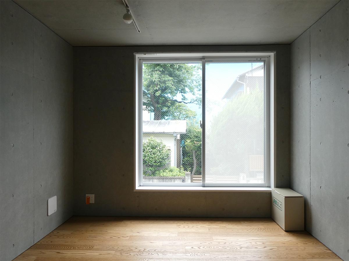 A棟2階5号室:北側洋室。ゆとりのあるサイズ感で家具の配置がしやすそう