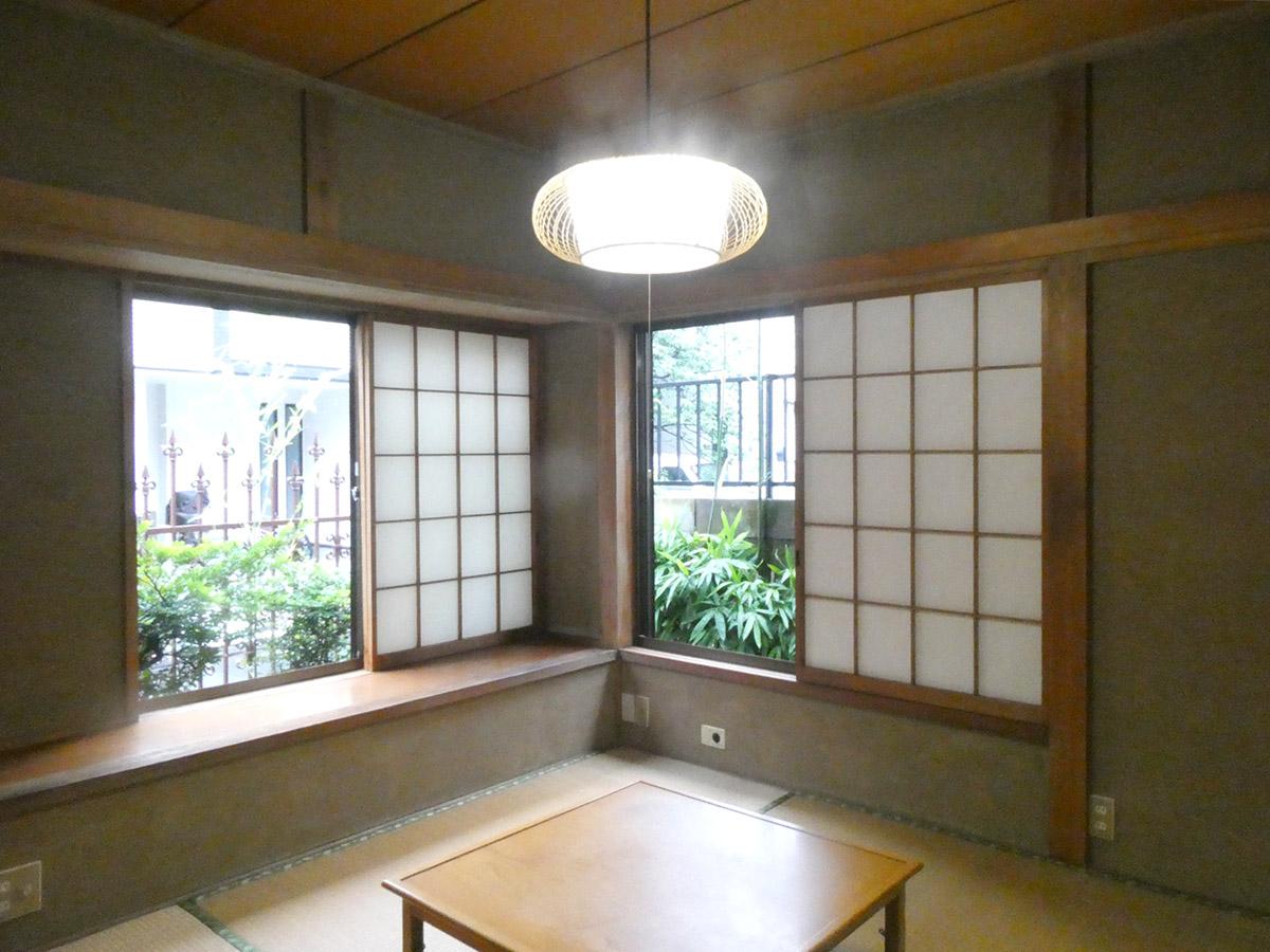 窓際に腰掛けて読書なんていいですね
