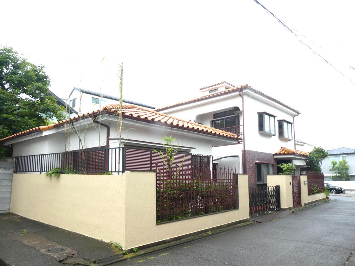 奥が同じ敷地内に立つ戸建て。エントランスは共用
