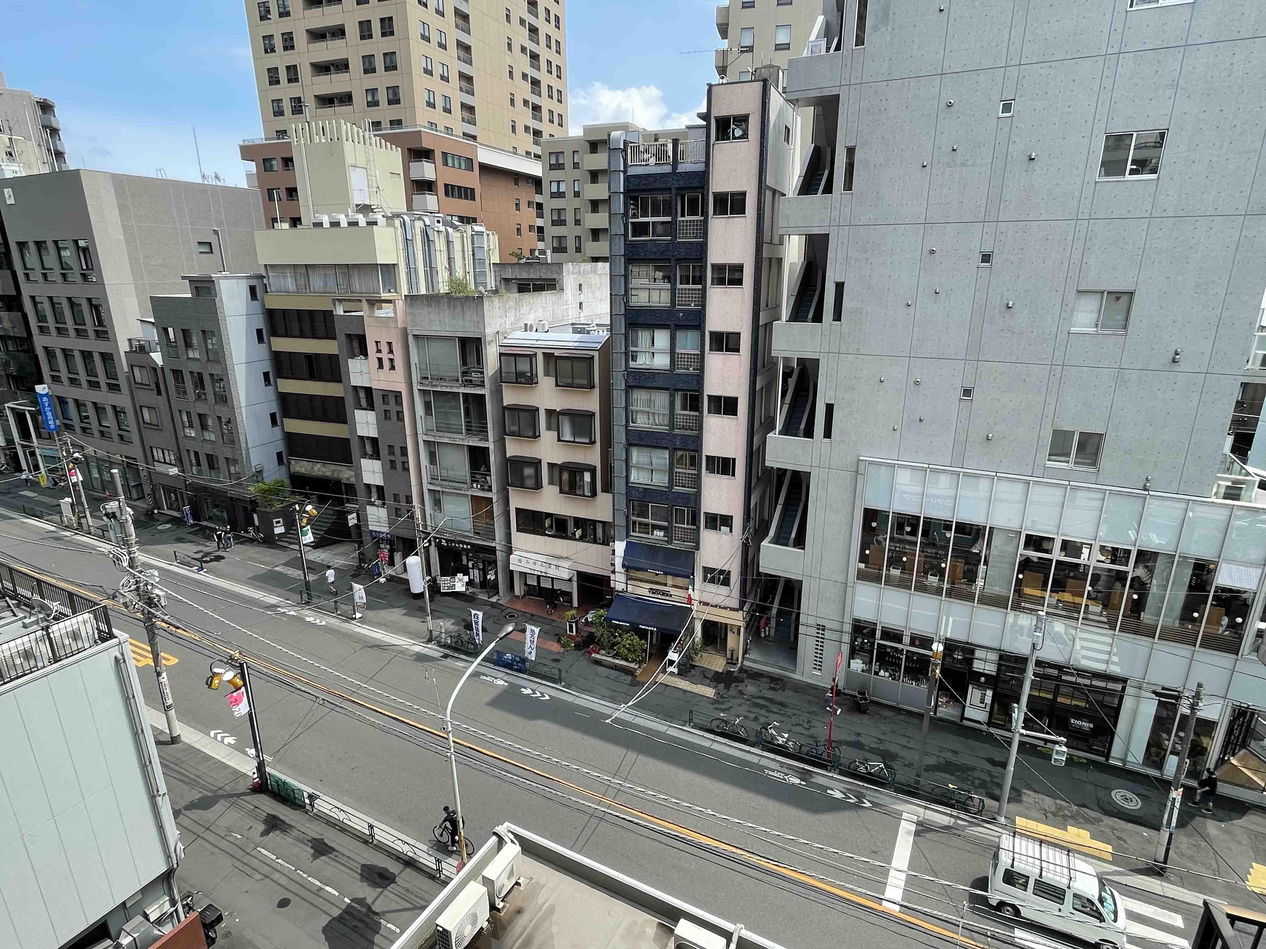 大通りを通る車の走行音が少し聞こえます