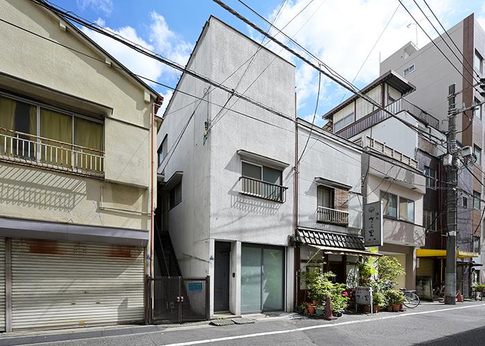外観。この通り沿いはパラパラと飲食店が並ぶ