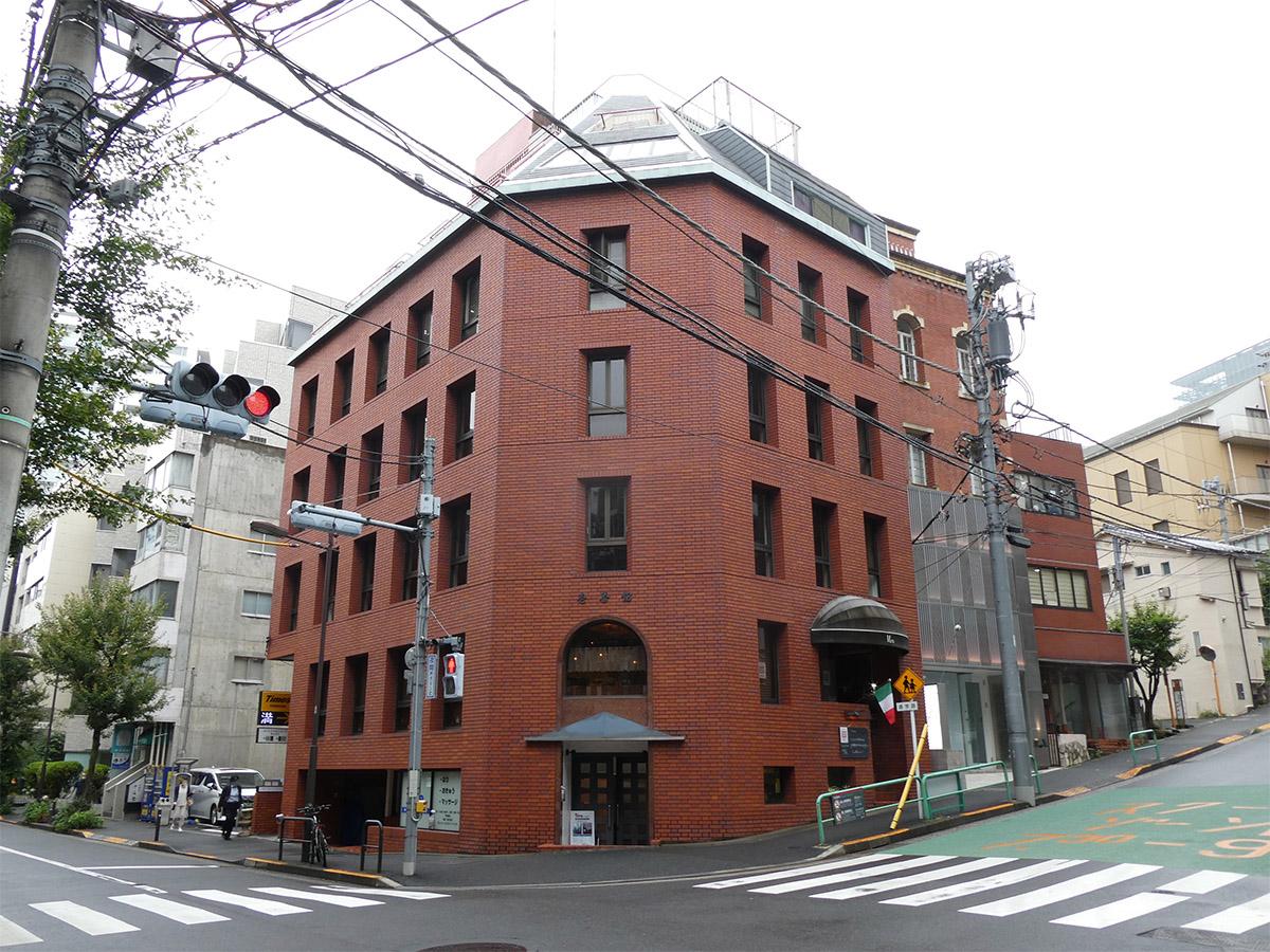 赤レンガのクラシックな外観
