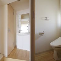世田谷区若林の賃貸物件/脱衣所兼洗面。奥がトイレ