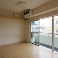 世田谷区若林の賃貸物件/奥の壁には吊り棚が設置済み