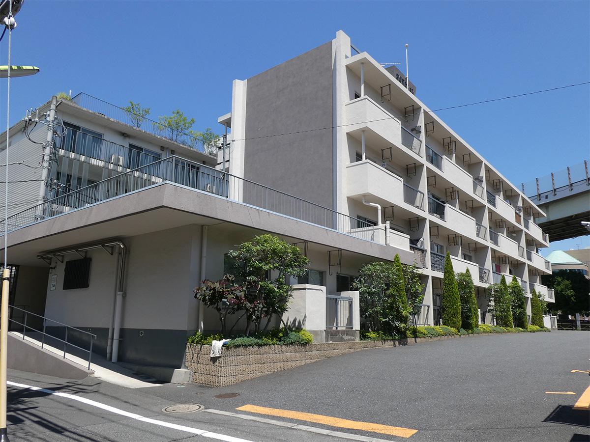 世田谷区玉川の賃貸物件/建物全体がレトロさを残しつつシンプルな雰囲気に統一されている。隣は駐車場です