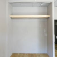 世田谷区玉川の賃貸物件/収納は大きめ。上部にカーテンレールがついているのもうれしいポイント