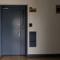 目黒区碑文谷の賃貸物件/玄関。レトロな雰囲気のドアやポストが愛おしい