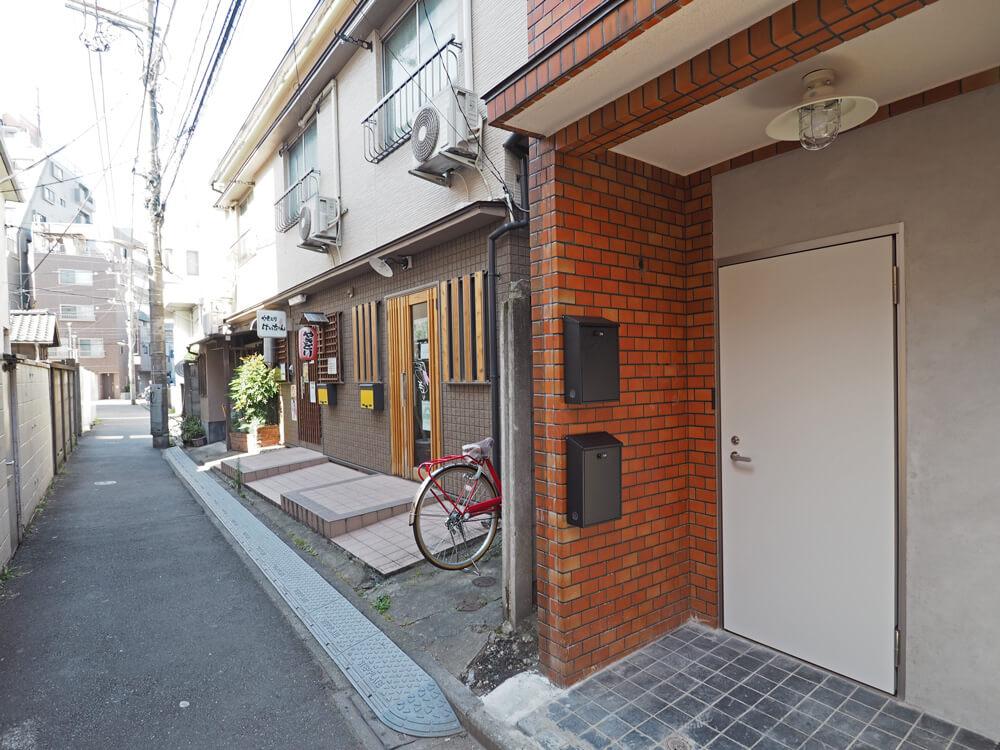 お店と住宅が混在する路地にあります