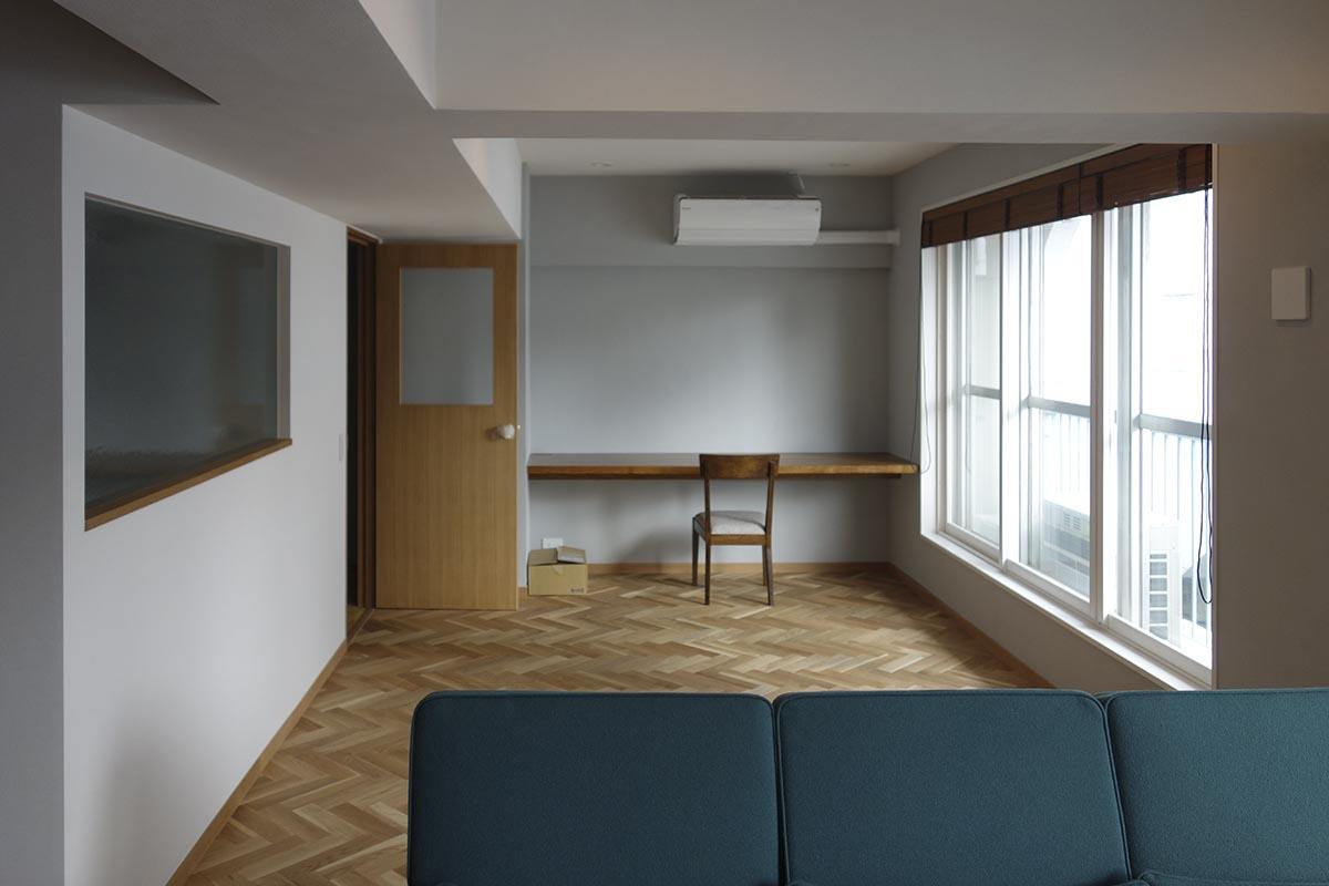 やんわりと入る日の光。隣の部屋にも光が入るように開口を設けている