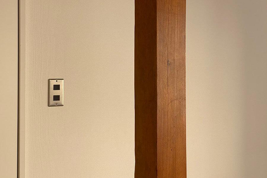 世田谷区池尻の賃貸物件/柱とスイッチプレートが部屋のアクセントになってますね