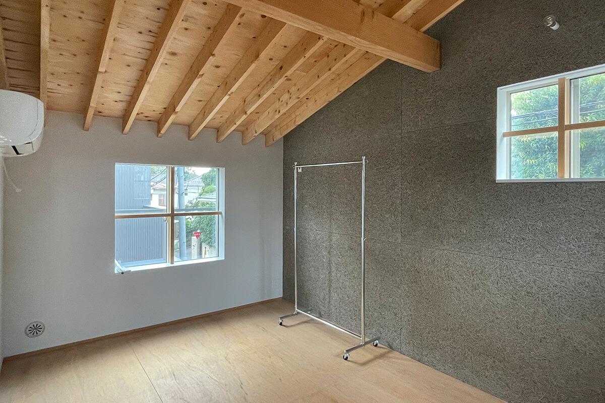 杉並区大宮の賃貸物件/専有部分：右側に見える灰色の壁は木毛セメント板。DIY可能な壁です（別部屋の参考写真ですが、仕様・広さはほぼ同じ）