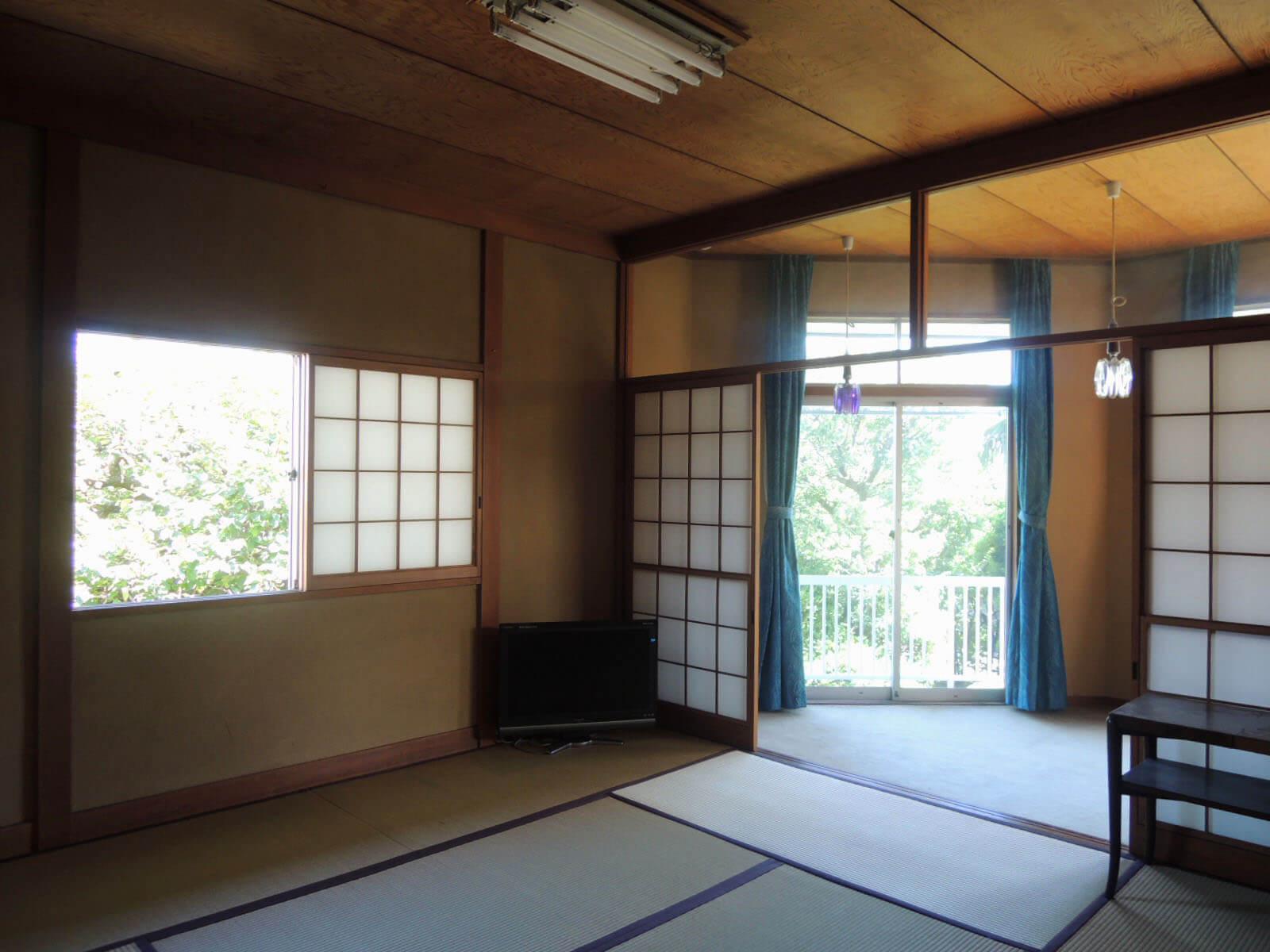 2階の和室は大きめ8帖、どの窓からも木々が覗く