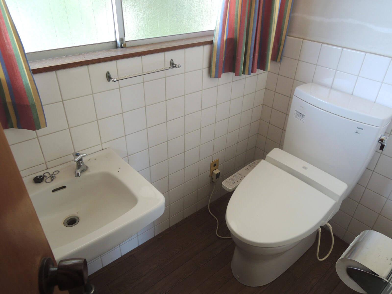 トイレは2階、浴室は1階です