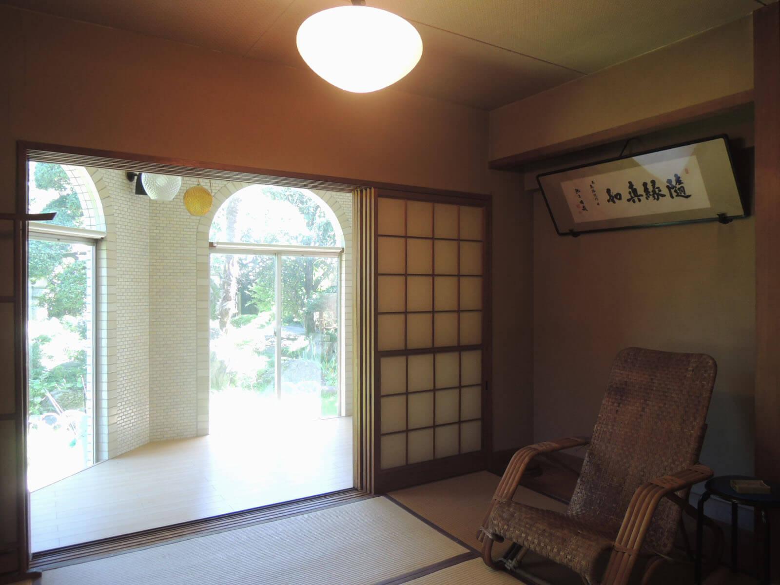 大きな窓越しに居間から庭を堪能できます