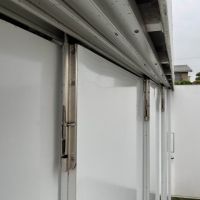 川崎市宮前区神木本町の賃貸物件/ガレージの扉は1枚ずつ手動で開閉します