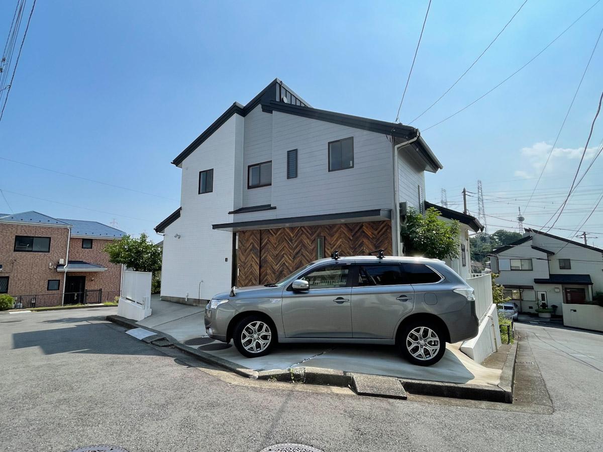 神奈川県横浜市戸塚区前田町の売買物件/2018年にリノベーションされた戸建て。道路と公園に囲まれ、隣接する家がなく、日当たり風通し共にヨシ