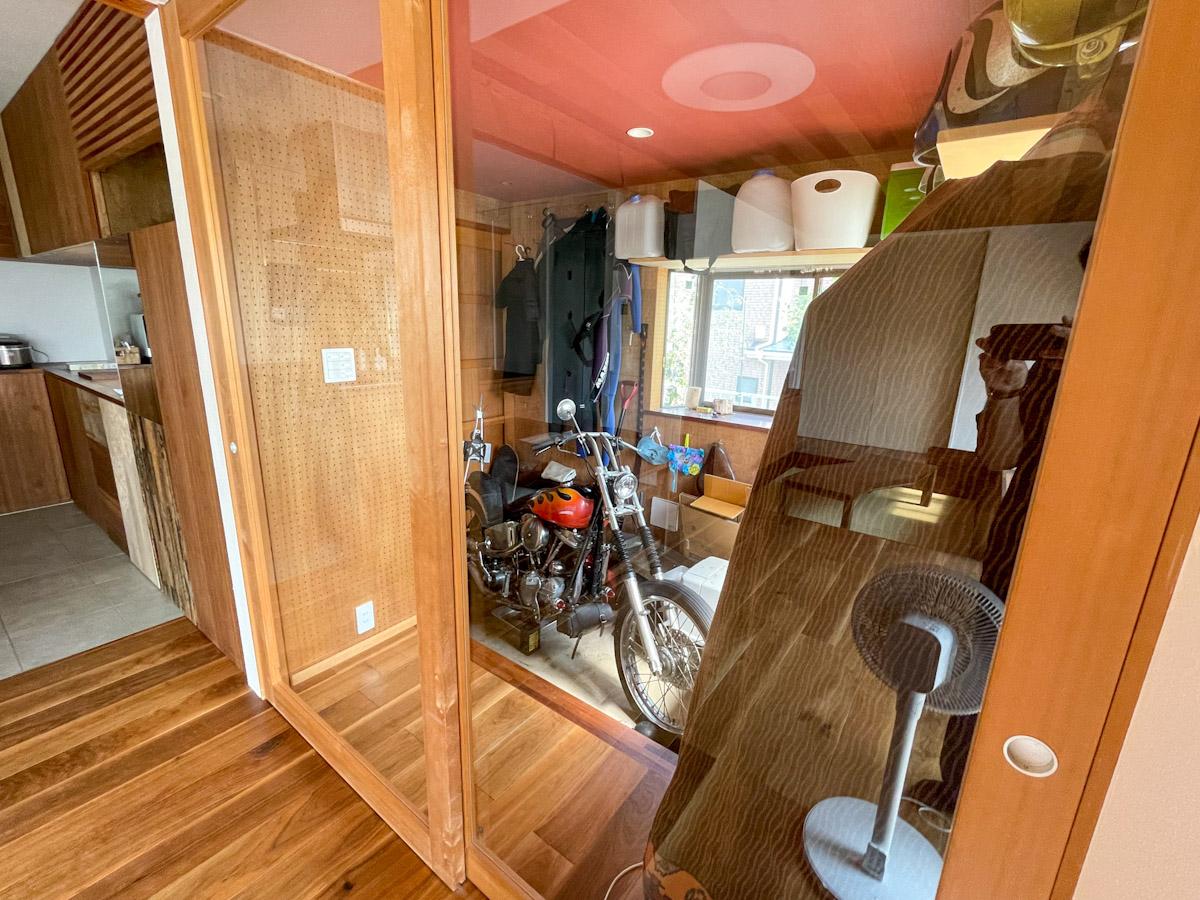 神奈川県横浜市戸塚区前田町の売買物件/ガレージはリビングからも出入り可能