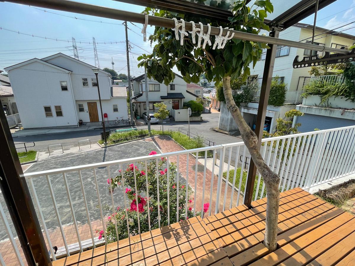 神奈川県横浜市戸塚区前田町の売買物件/ウッドデッキ敷きのバルコニー