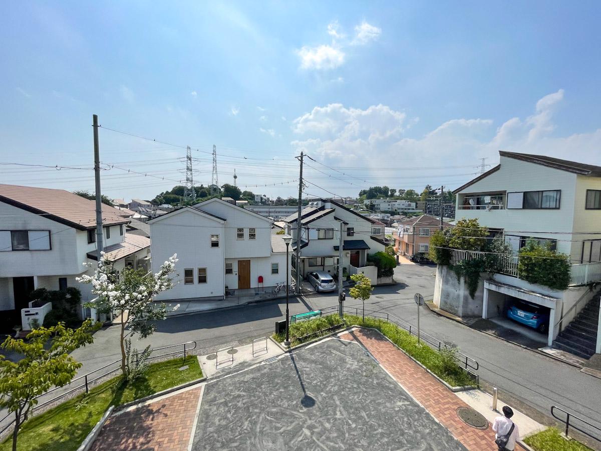 神奈川県横浜市戸塚区前田町の売買物件/2階からの眺望。周辺は低層住宅街で、少し高台に立っているので抜けた景色が楽しめる