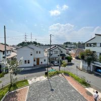 神奈川県横浜市戸塚区前田町の売買物件/2階からの眺望。周辺は低層住宅街で、少し高台に立っているので抜けた景色が楽しめる