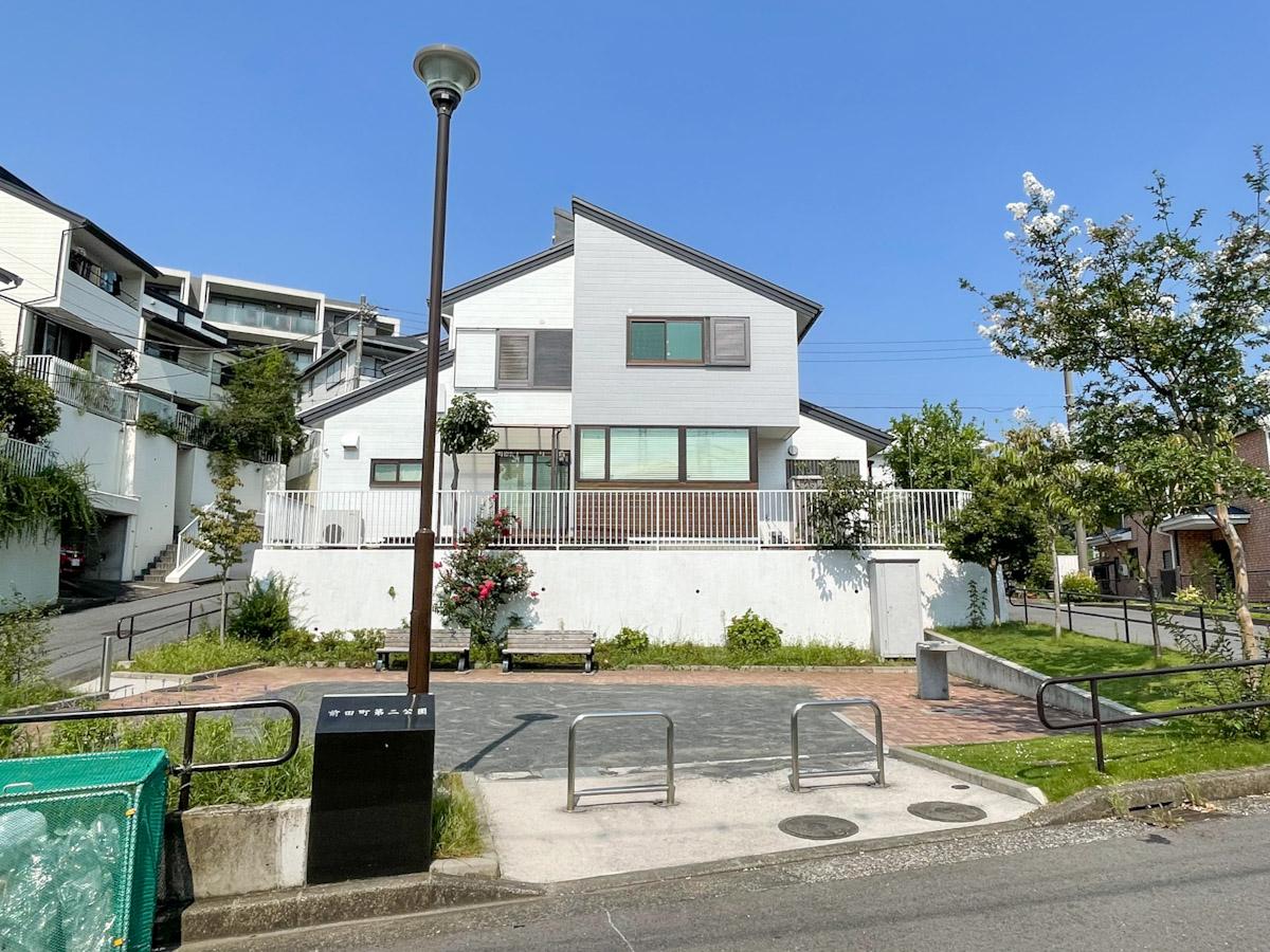 神奈川県横浜市戸塚区前田町の売買物件/公園側から見た建物