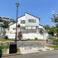 神奈川県横浜市戸塚区前田町の売買物件/公園側から見た建物