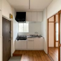 目黒区目黒の賃貸物件/玄関。キッチンは3口ガスコンロにグリル付き