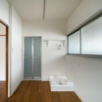 目黒区目黒の賃貸物件/洗濯機置き場。ドアの向こうにシャワーとトイレ