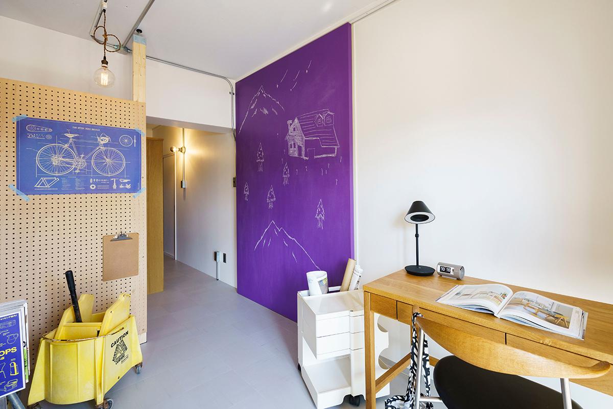 紫の建具を開けると、かわいい箪笥が出てきます