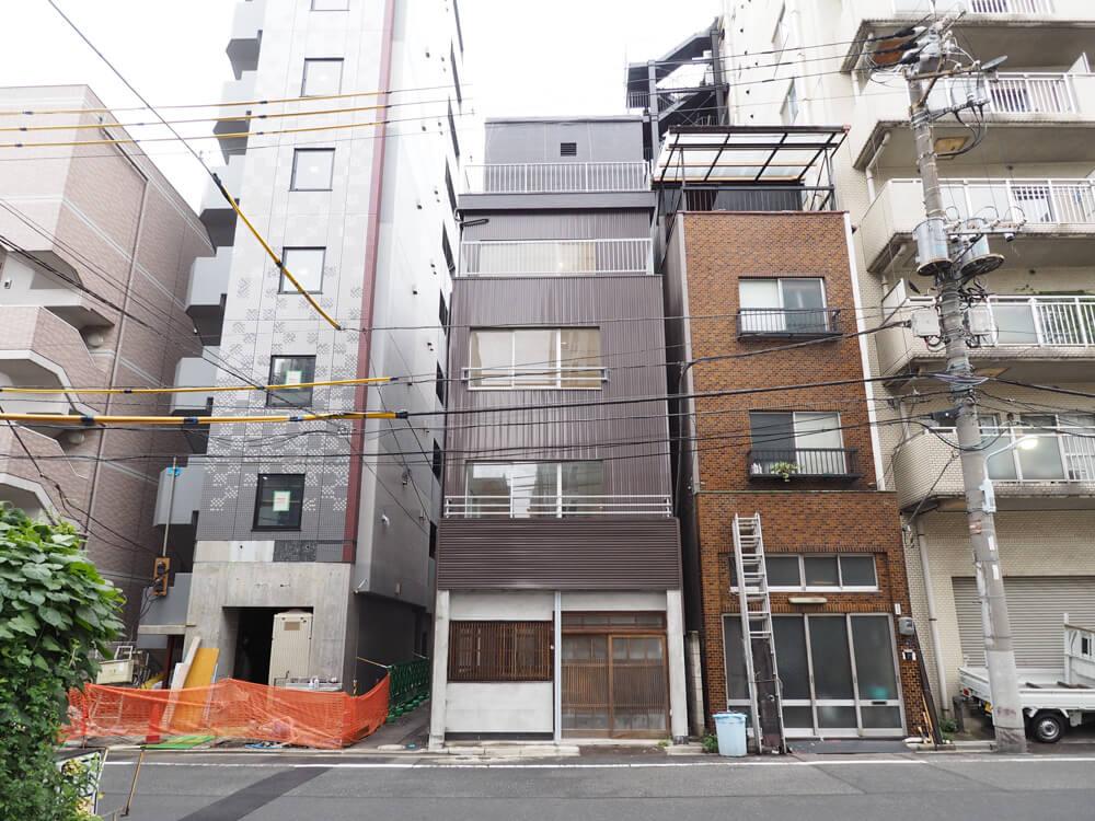 4階建てのビルです