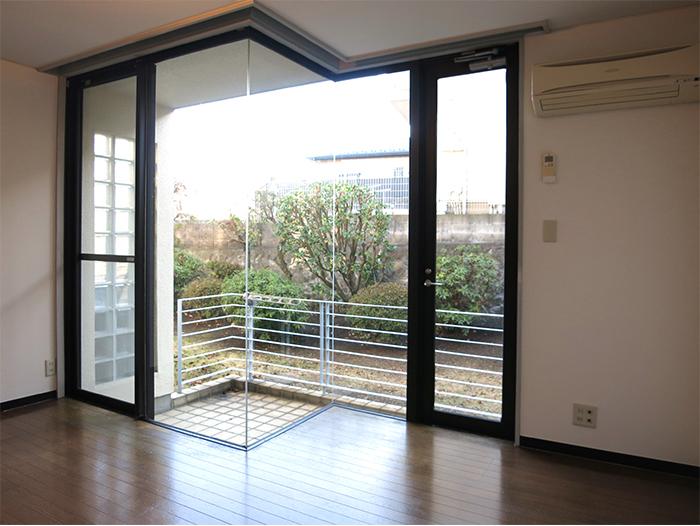 横浜市港北区篠原台町の賃貸物件/リビングは庭に面しているので明るいです。角もガラスで突き合せているので、広がりを感じます。