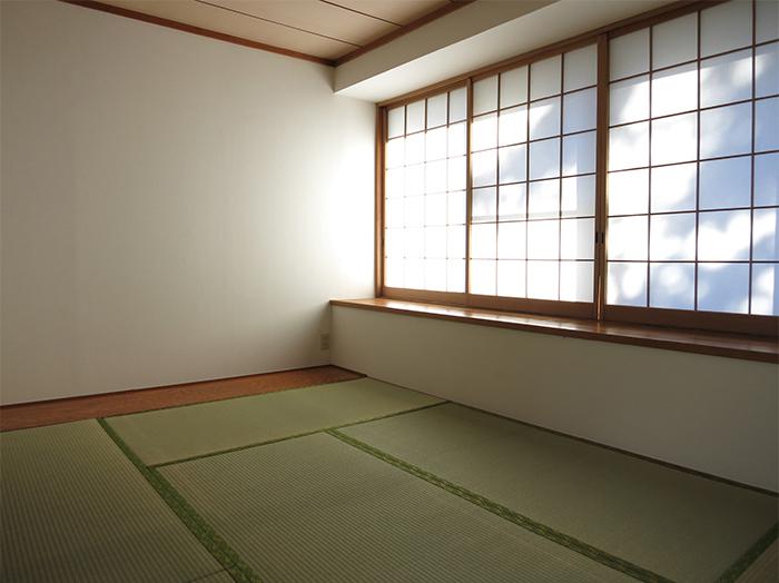 横浜市港北区篠原台町の賃貸物件/和室はい草の香りがする、明るく爽やかな空間。木陰が障子に映り、趣があり落ち着きます。