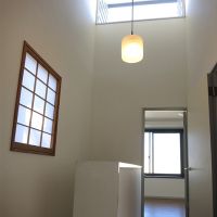 横浜市港北区篠原台町の賃貸物件/階段は天窓から明るい光が差し込みます。