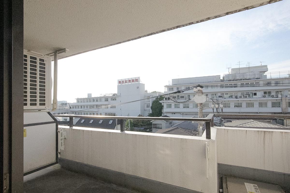 広めのバルコニー。空とまちの見えるバランスがいい