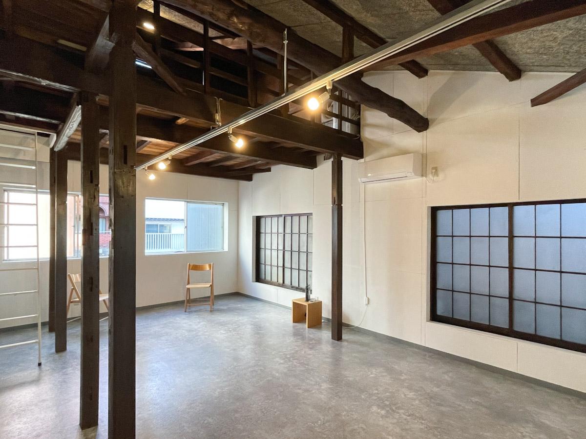 北区田端の賃貸物件/むき出しになった梁や柱、レトロな木のサッシが良いアクセント