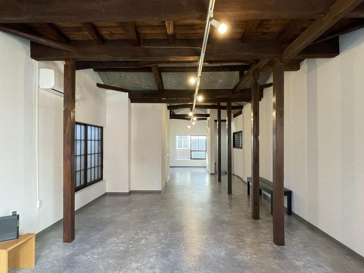 北区田端の賃貸物件/東側の窓側から見た室内。家具の配置でふわっと空間を区分けできるようなワンルーム