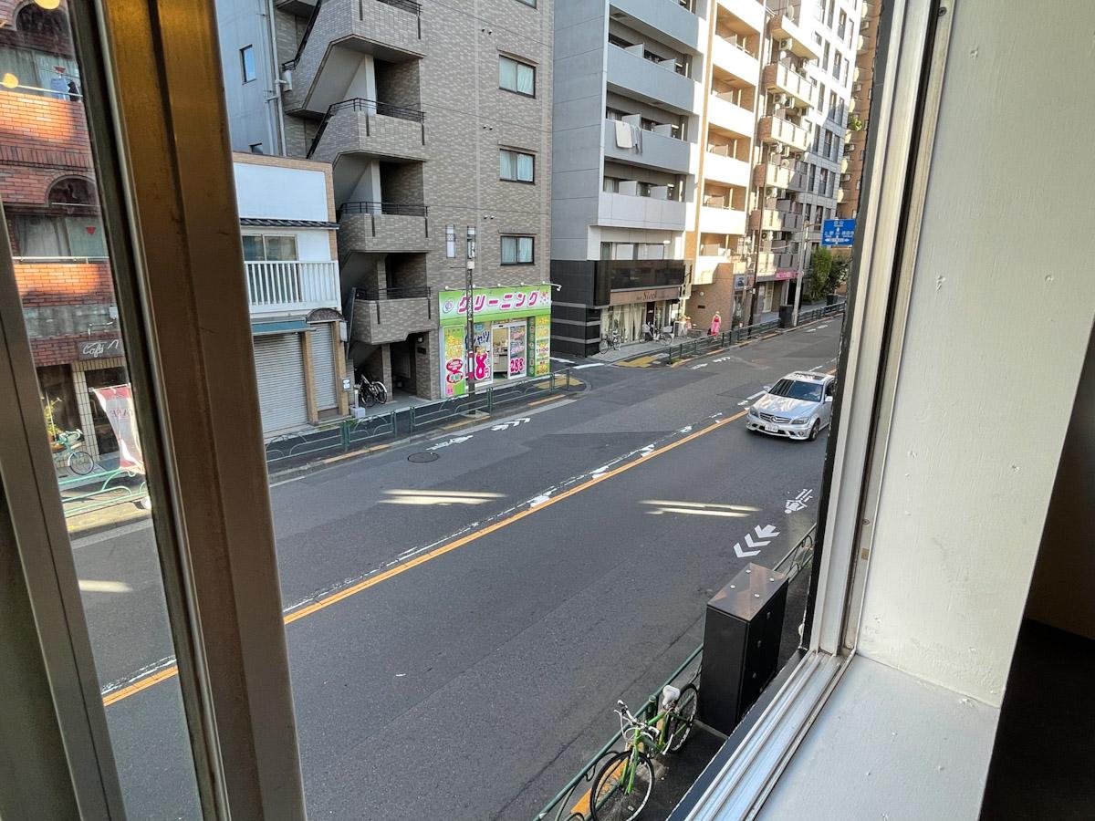 北区田端の賃貸物件/東側の窓から通りを見下ろした視点。車の往来があるので窓を開けるとそれなりに音がします