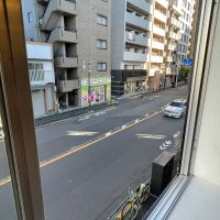 北区田端の賃貸物件/東側の窓から通りを見下ろした視点。車の往来があるので窓を開けるとそれなりに音がします