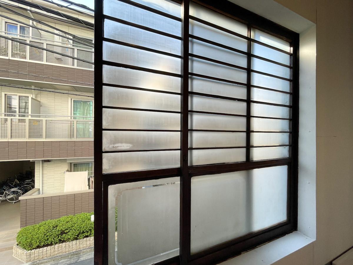 北区田端の賃貸物件/レトロな木のサッシ。断熱性もないですし、隙間風もあるかと思いますが、この雰囲気がたまらない