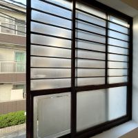 北区田端の賃貸物件/レトロな木のサッシ。断熱性もないですし、隙間風もあるかと思いますが、この雰囲気がたまらない