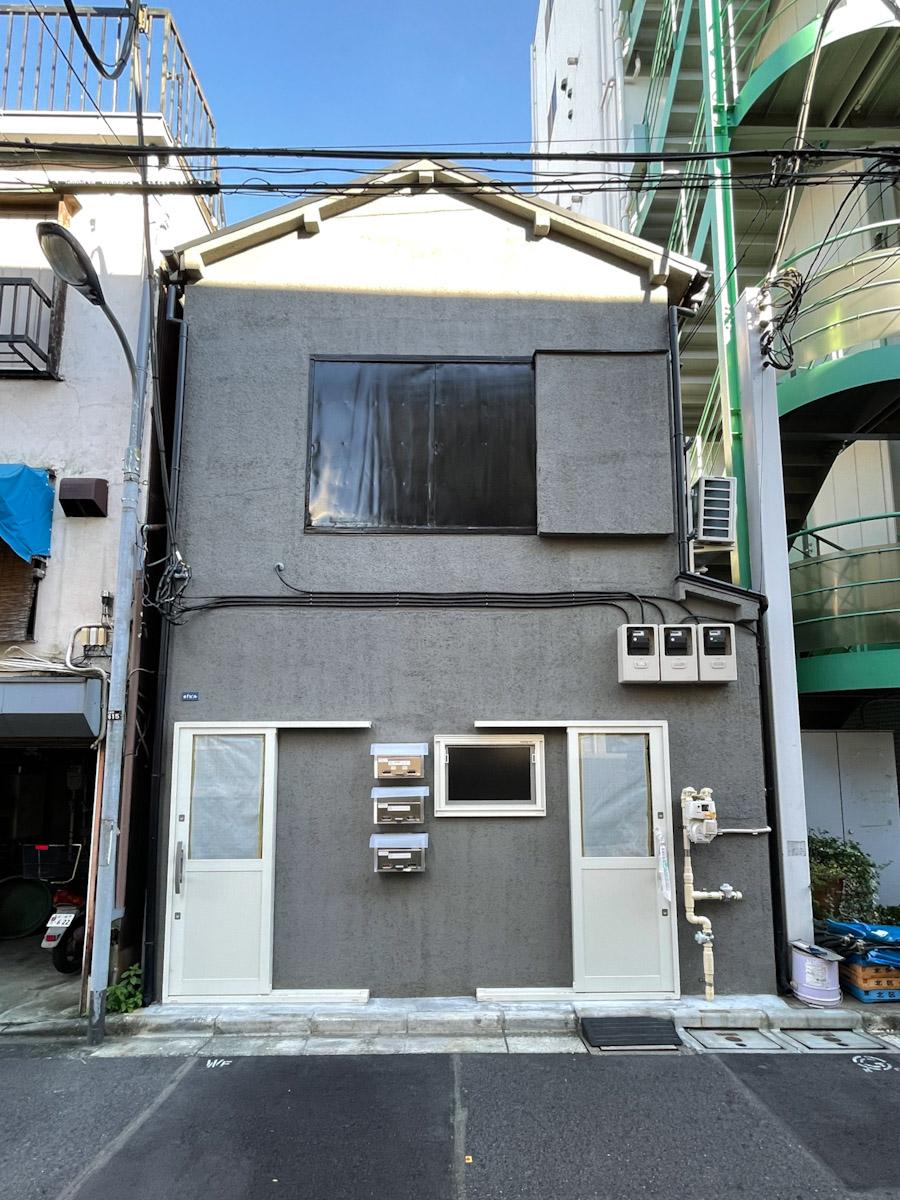 北区田端の賃貸物件/出入り口は西側の裏路地沿いに。左手のドアが今回の区画の出入り口。右側の区画は整体院が営業中