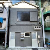 北区田端の賃貸物件/出入り口は西側の裏路地沿いに。左手のドアが今回の区画の出入り口。右側の区画は整体院が営業中