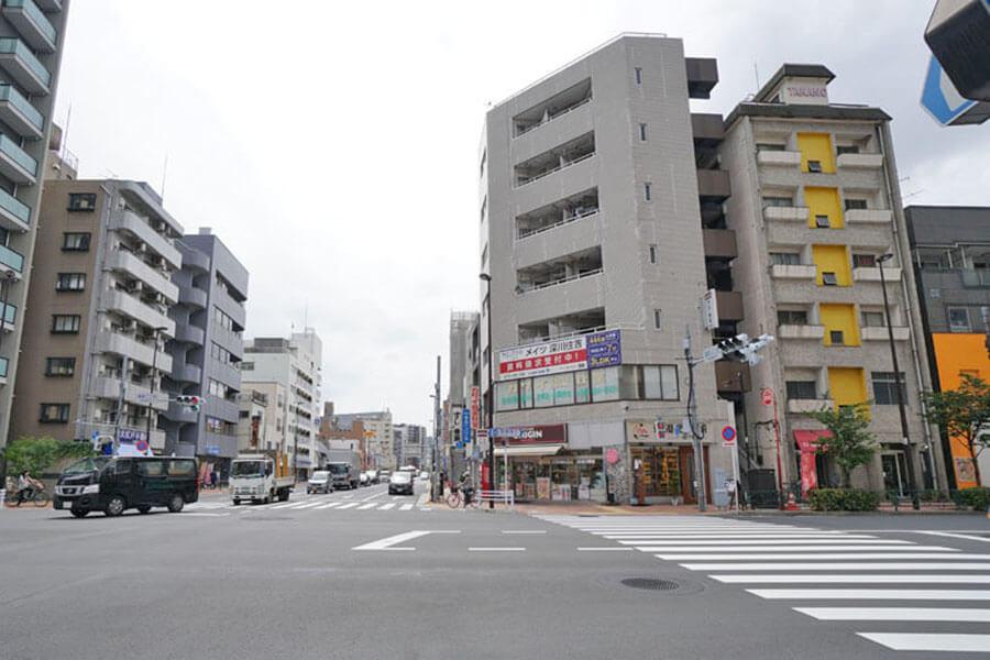 交差点に面したビルの最上階が、この部屋です