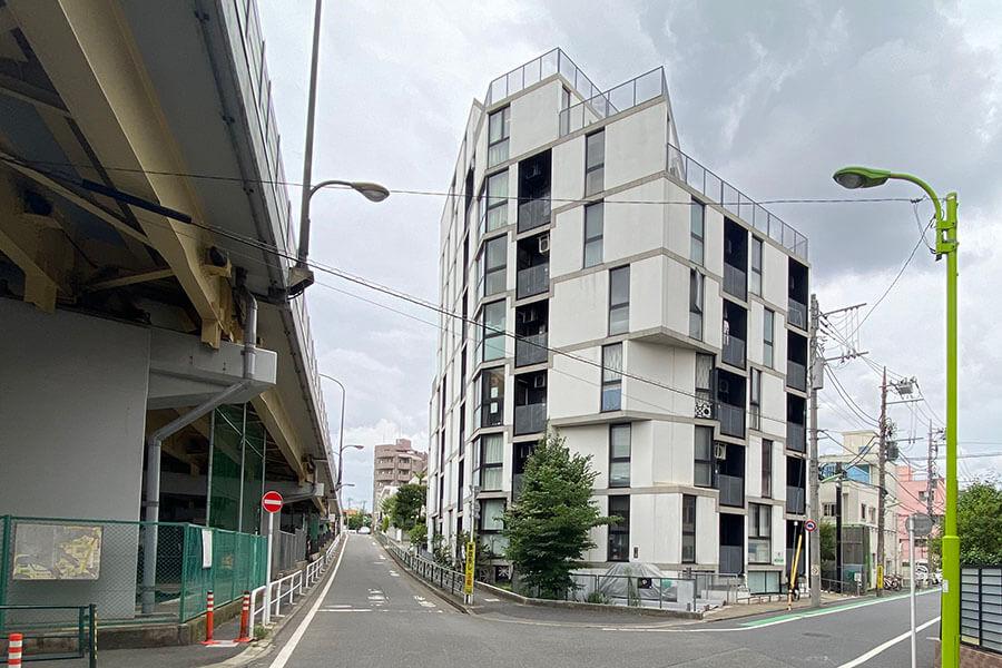 特徴的な外観の建物の東側には、目黒通り